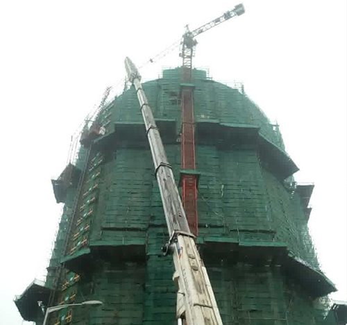 温泉吊车在工地上作业